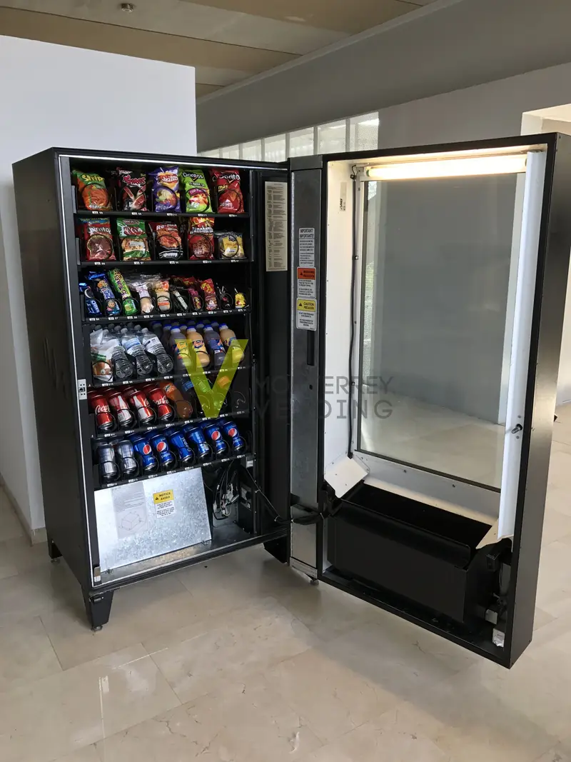 Máquina vending de Monterrey Vending abierta durante el resurtido
